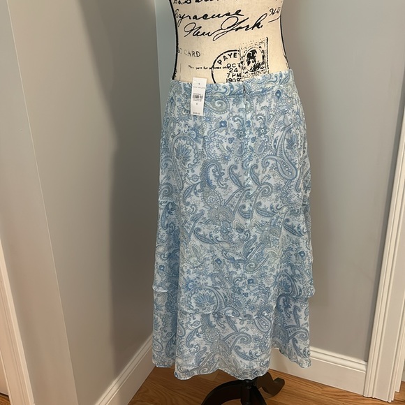 Fully lined, polyester ruffled lt blue paisley skirt by Ann Taylor, NWT. Size 6 - Picture 2 of 6